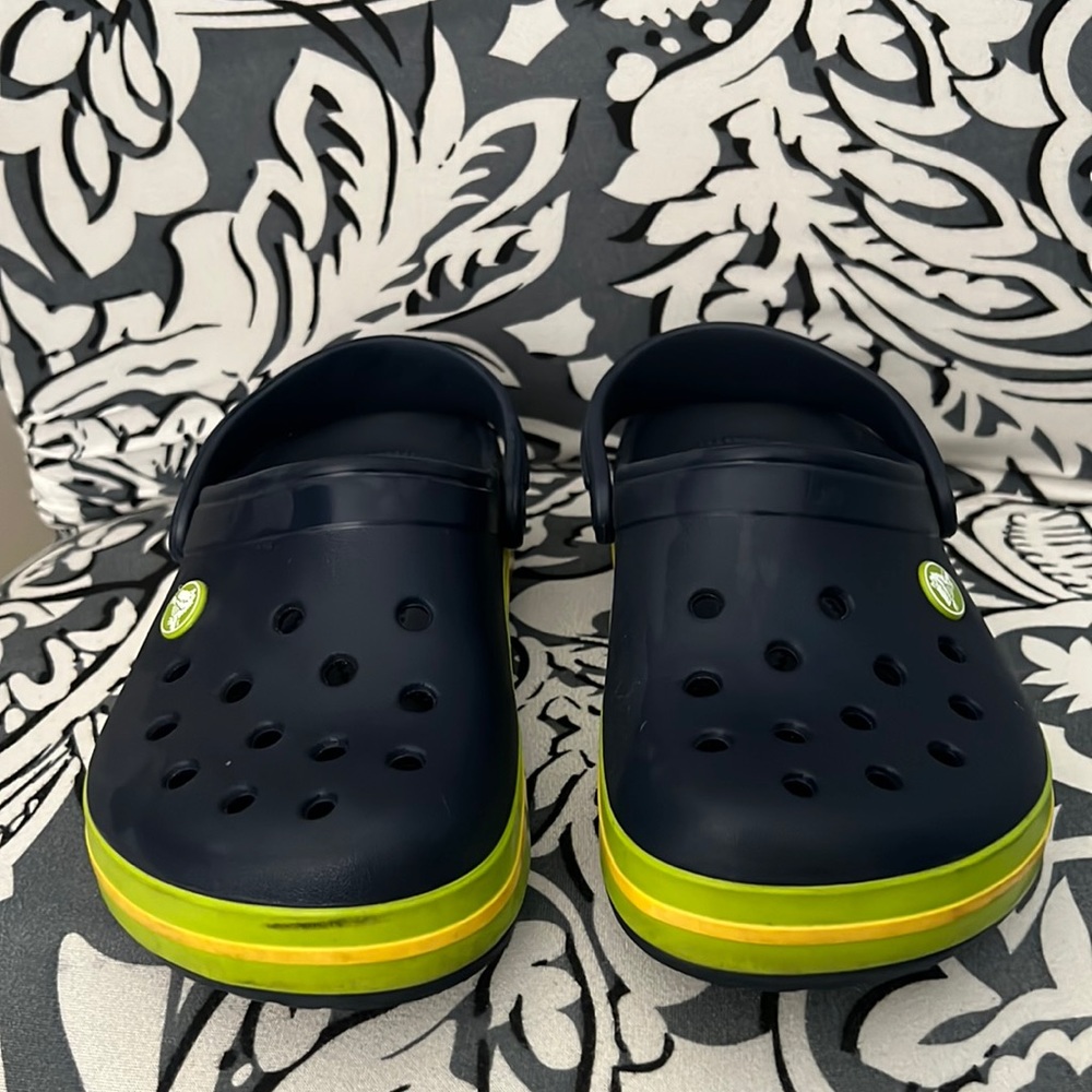 EUC Child Crocs size J 2 Navy/Lime Green